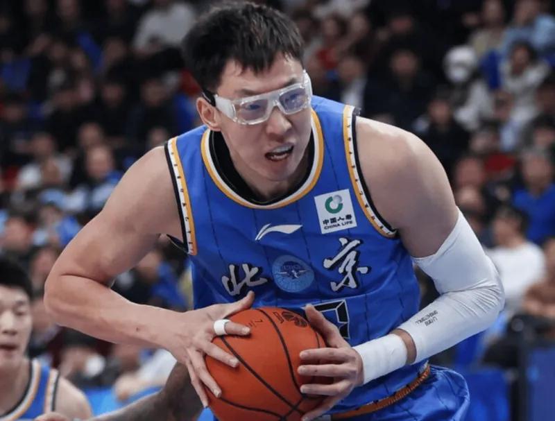 九游体育app下载-北京遭致命打击!周琦眼部受伤,外加2内线伤停,后续内线咋办?