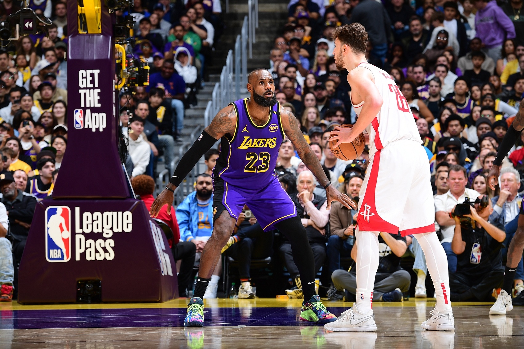 比分直播-NBA彩经:湖人难阻火箭 骑士胜猛龙 掘金擒森林狼 老鹰力拼尼克斯